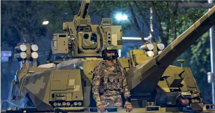採用無人砲塔、配備飛彈防禦及反無人機裝置的新型坦克。（圖／翻攝自《新華社》）