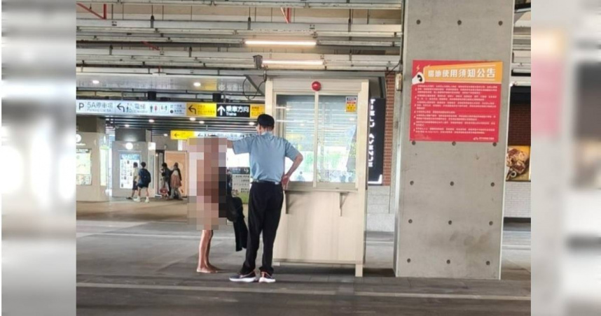 台中火車站停車場內出現全裸老伯遊蕩，無視來往旅客目光引發民眾恐慌與批評。（圖／翻攝自爆料公社）