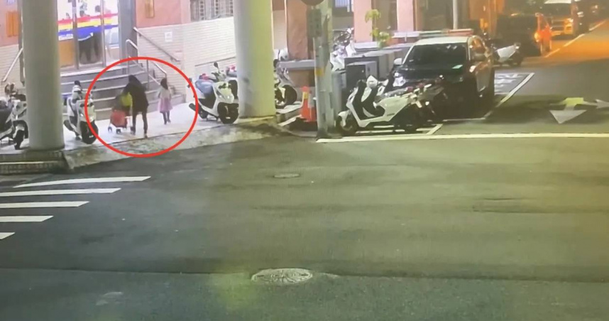 李女帶著2孩子餓暈在派出所前，員警上前關心，這才得知3人困境。（圖／翻攝畫面）