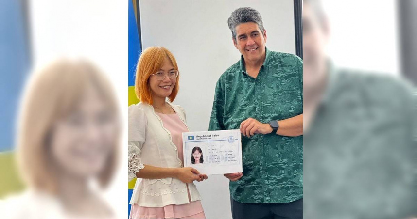 政治大學永續未來研究中心主任楊文琪（左），特別拿著放大版的帛琉數位居民身分證與帛琉總統惠恕仁合影。（圖／楊文琪提供）