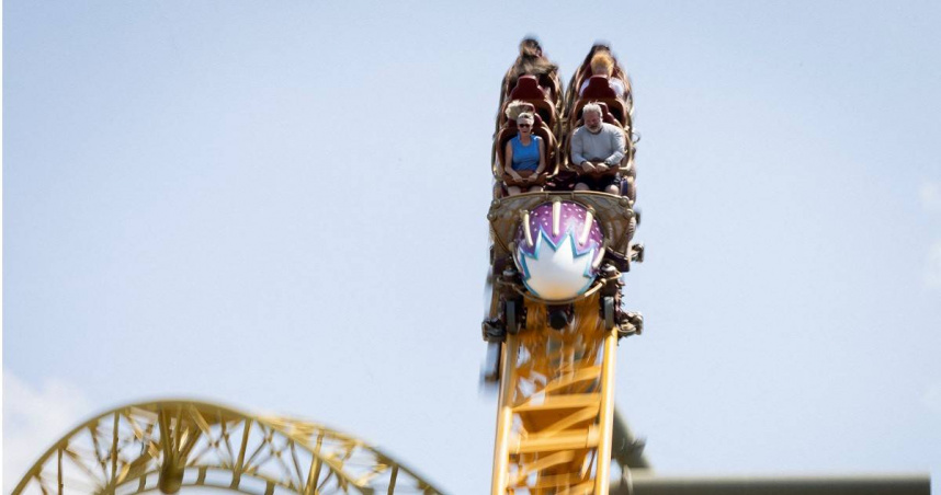 奧蘭多環球影城新園區一名男子搭乘雲霄飛車時突然昏迷，送醫搶救後仍不治身亡。（圖／達志／路透社）