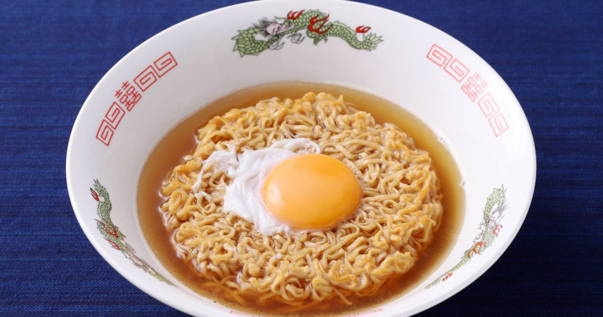 網友表示，到男友家中過夜，半夜拿泡麵來吃竟被男友媽媽指責「沒教養」。（示意圖／Photo AC）