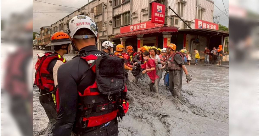 被救出的居民需挺過湍急水流才能抵達搜救地點。（圖／翻攝畫面）