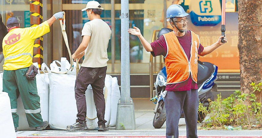 最低工資連10漲，但多數上班族卻無感。（圖／中國時報姚志平攝）