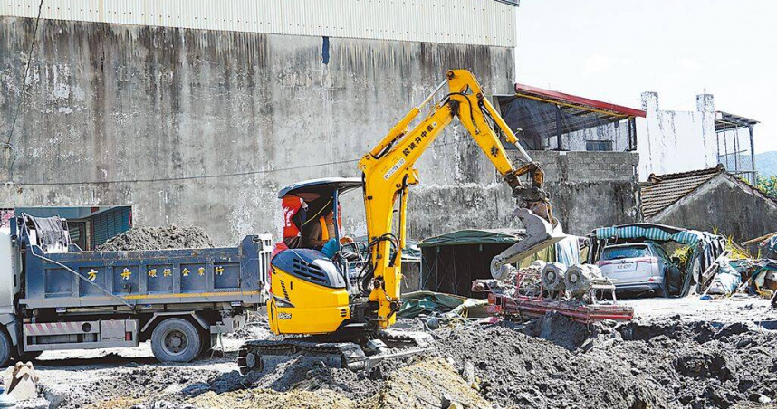 中央災害應變中心前進協調所9日宣布，將為徵調投入花蓮縣光復鄉災區搶災的專業志工投保意外事故險，費用由賑災基金會善款支付。（圖／中國時報羅亦晽攝）