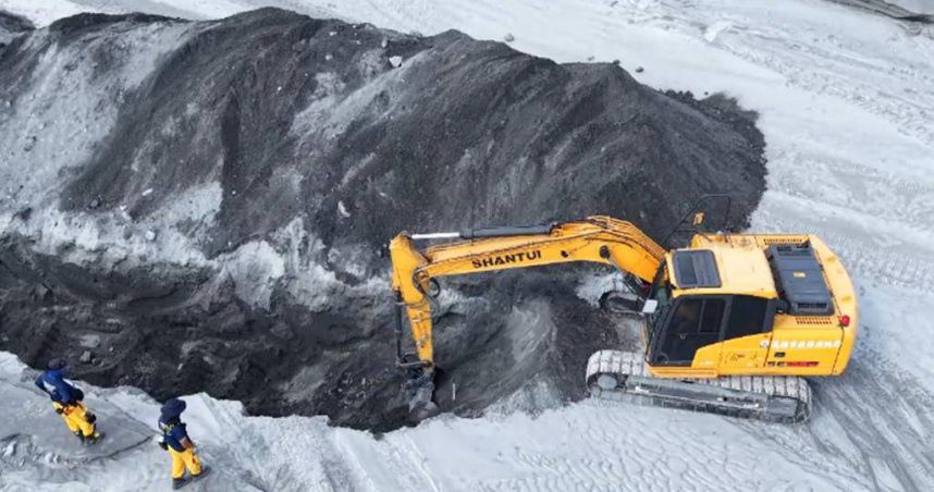 怪手針對樹叢、先前水流匯集處等熱點，朝光復溪防波堤進行渠道型開挖，挖掘面積約1600平方公尺。（圖／高雄市消防局提供）