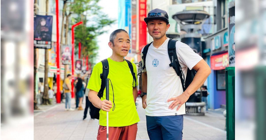 《攀岳人生》主角小林幸一郎與指導員鈴木直昨快閃西門町。（圖／海鵬提供）
