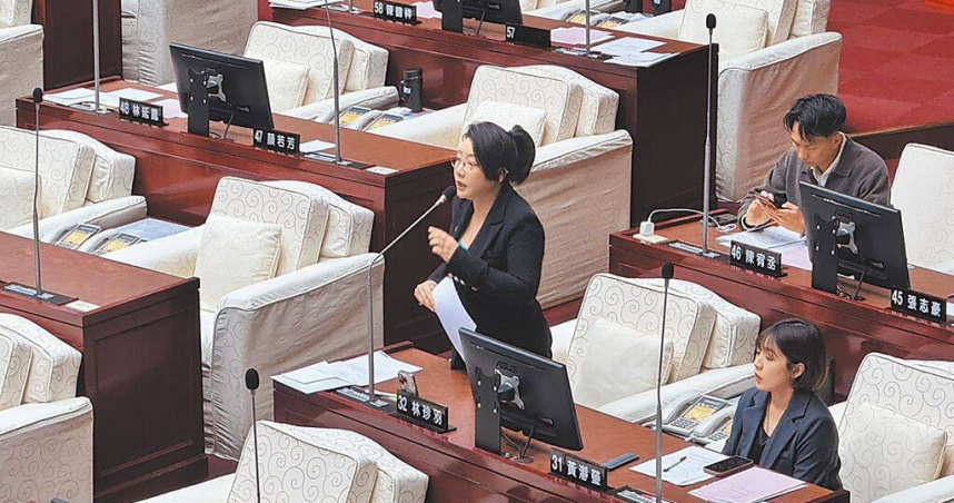 極端氣候影響，導致路樹傾倒事故逐年增加，甚至波及行人、車輛造成傷亡，台北市議員林珍羽（左）建議市府應主動替路樹投保天災險，確保民眾權益。（圖／中國時報徐佑昇攝）