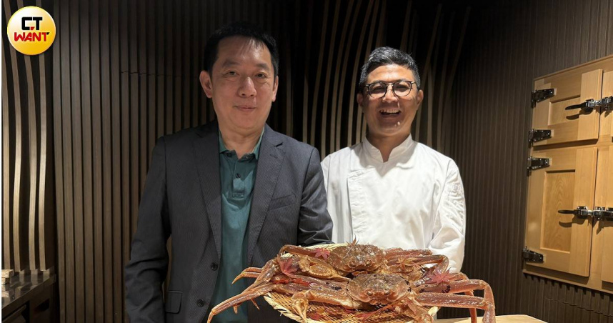 頑味餐飲自有品牌的創意日料「blu koi」秋冬主打松葉蟹、毛蟹，左為總經理謝名檻。（圖／李蕙璇攝）