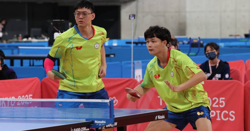 楊榮宗(右)、王顗翔(左)聯手搭檔奮戰東京聽奧，於桌球男雙4強戰以2比4不敵大陸，仍進帳銅牌。（圖／運動部提供）