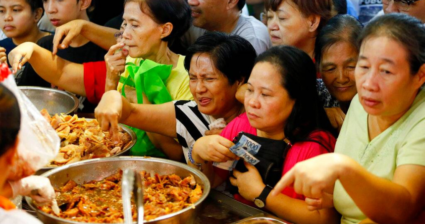 菲律賓「二手炸雞」Pagpag製程曝光，民眾將剩食清洗後重新油炸販售。（示意圖／達志／美聯社）