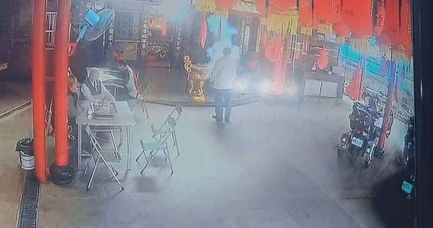 基隆市萬安堂上午發生疑似自傷爆炸事故，80歲老翁於天公爐前引爆爆裂物重傷不治。（圖／翻攝畫面）