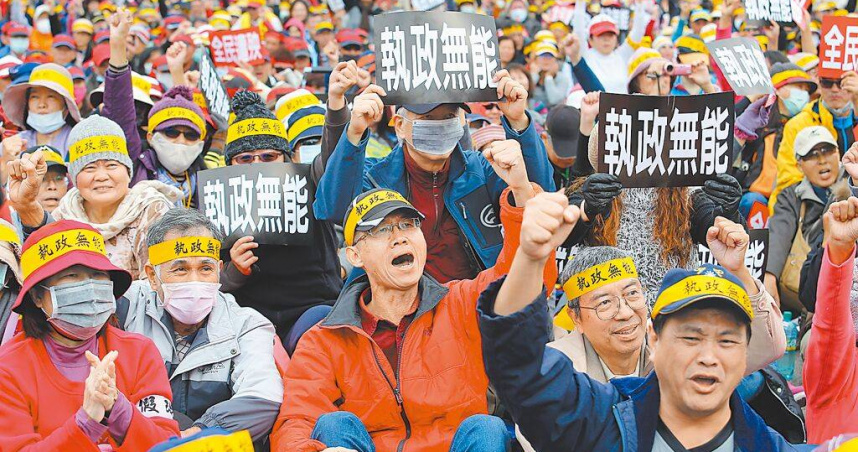 藍白推動停砍公教年金修法，力拚最快12月12日完成三讀。圖為過去群眾走上凱道，表達對政府砍公教退休金的不滿。（圖／中國時報本報資料照片）