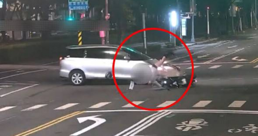 高雄休旅車硬闖紅燈秒撞飛無照長腿妹。（圖 ／翻攝畫面）