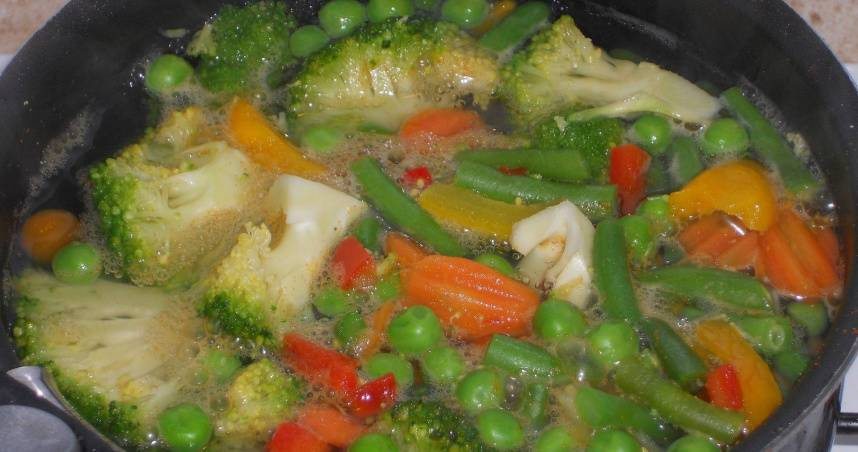 營養醫學專家劉博仁醫師指出，長期只吃水煮餐不僅對三高沒有幫助，反而還會因缺乏優質油脂攝取，使細胞膜流動性降低，影響神經傳導與記憶。（示意圖／Pixabay）