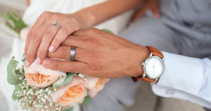 丁先生補辦結婚證時，意外發現自身身分遭冒用，名下竟出現多筆婚姻登記紀錄。（示意圖／Pixabay）