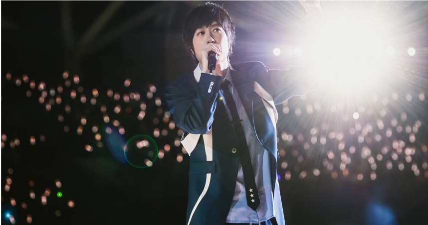 五月天阿信日前不慎摔落舞台。（圖／相信音樂提供）