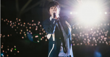 五月天阿信日前不慎摔落舞台。（圖／相信音樂提供）