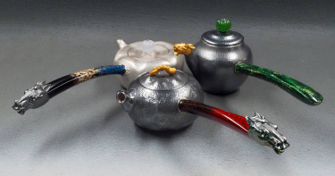 陳念舟大師為今年馬年創作的三把單柄鑲金戴銀的瀹茶壺。（圖／吳德亮攝影）