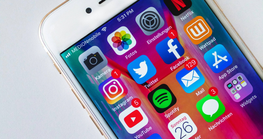 英國擬禁止未成年使用社群媒體。（示意圖／unsplash）