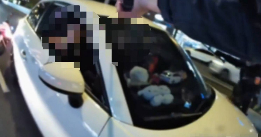 莊姓男子駕車行經板橋三民路時拒檢，警方試圖以警棍破窗，他則趁著燈號轉換時逃逸，警方現已鎖定其身分調查中。（圖／翻攝畫面）