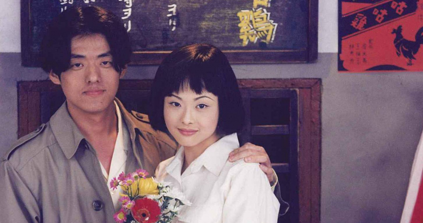 《天馬茶房》由林強飾演的知識青年阿進（左），與蕭淑慎飾演的劇團演員暖玉（右）譜出戀曲。（圖／青睞提供）