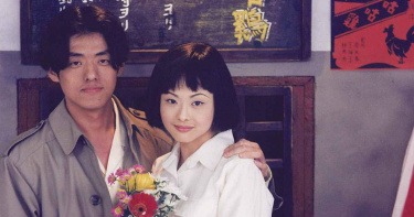 《天馬茶房》由林強飾演的知識青年阿進（左），與蕭淑慎飾演的劇團演員暖玉（右）譜出戀曲。（圖／青睞提供）