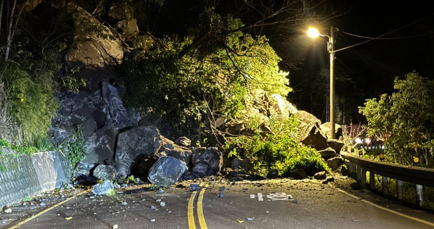 烏來台九甲線半夜土石坍方　今上午7時恢復單線通行