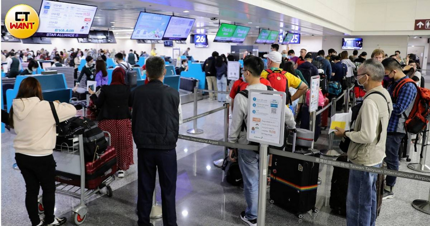 今天下午杜拜飛往台灣EK-366班機將抵達桃機。（圖／方萬民攝）