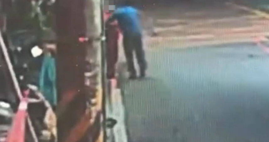 女高中生因不聽姑姑管教，竟遭綁在電線杆上示眾，路人見狀連忙報警。（圖／翻攝畫面）