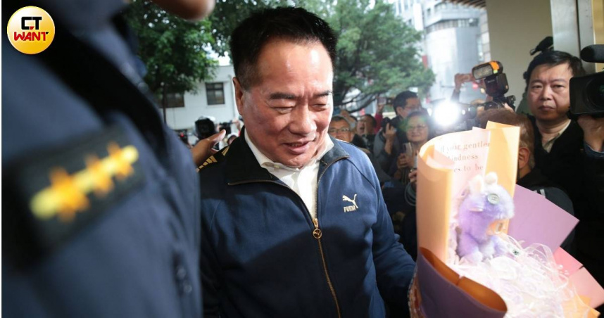 立委蔡正元27日前往台北地檢署執行科報到，支持民眾到場送上花束表達聲援，現場氣氛關注。（圖／周志龍攝）