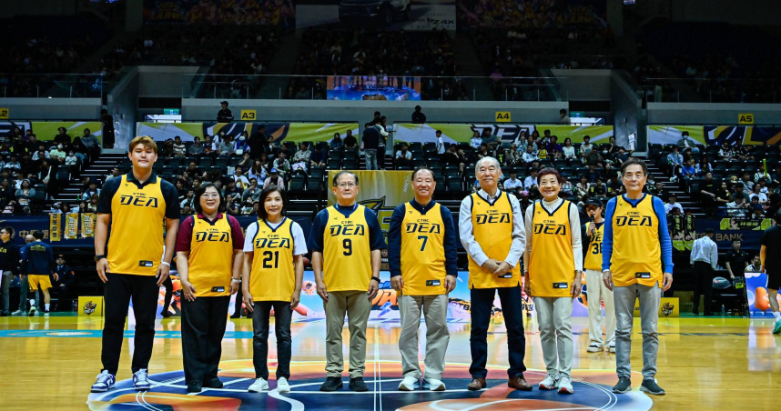 中信特攻特5日邀籃球名人堂開球，由理事長葛永光代表開球。左至右為神盾籃球創辦人葛政儒、副秘書長葉益吟、中信特攻領隊楊淑惠、中信育樂董事長陳國恩、籃球名人堂理事長葛永光、前理事長王信良及入堂名人賴秀麗、洪濬哲。（圖／中信特攻提供）