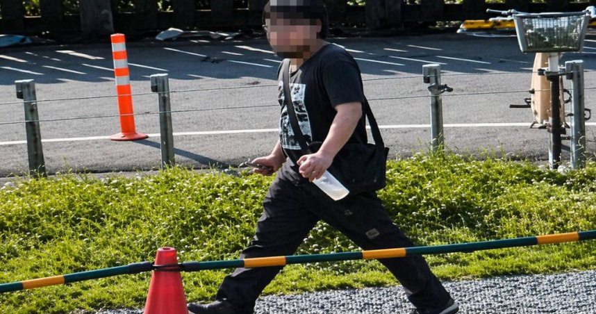 李姓男子10日到貓村朝貓咪噴灑辣椒水，導致4隻貓咪身體不適，他則於14日被逮捕送辦。（圖／翻攝畫面）