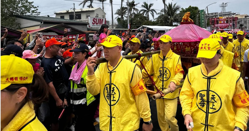 白沙屯拱天宮廟方將收到「香燈腳」的700元善款，贈送紀念品，且「刈火」疏文也會有「香燈腳」的名字！對於廟方及「香燈腳」會有不同意義！（圖／楊登嵙提供）