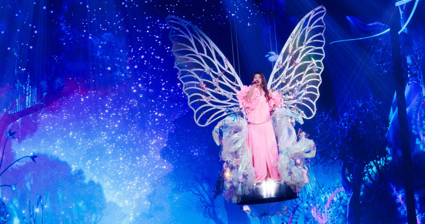 去年一起看丁噹演唱會　吳中純愛女現身高雄巨蛋憶亡母