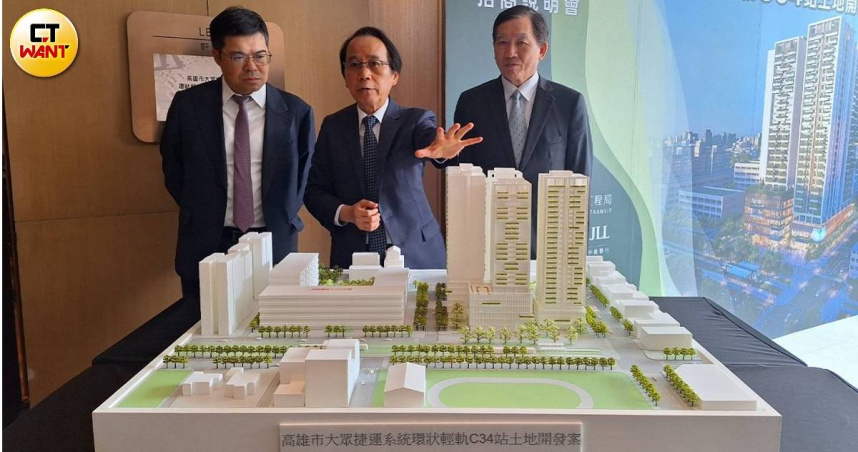 今舉辦高雄輕軌C34捷運開發案招商說明會，全案總投資金額102億元。圖左起仲量聯行董事總經理侯文信、高雄市長林欽榮、高雄市捷運局局長吳嘉昌。（圖／林榮芳攝）