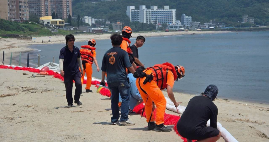 海巡攜手新北環保局聯合演練　強化海域污染應變與搜救量能