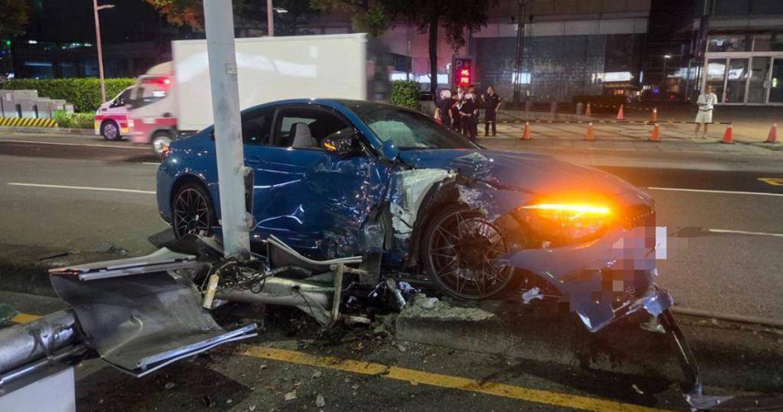 高雄左營全球限量BMW M4失控自撞！全球僅250輛　車主崩潰：有錢也買不到了