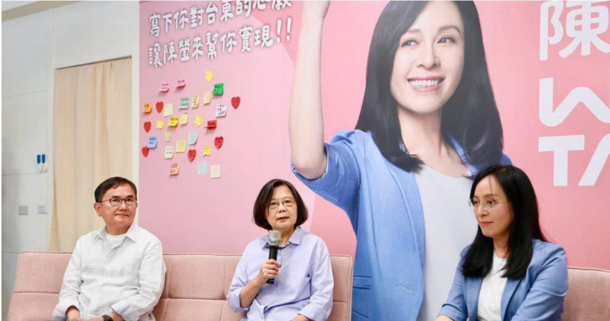 台東綠營上演「大和解」，蔡英文、陳瑩與劉櫂豪同台，宣示一致對外拚勝選。（圖／蔡英文辦公室提供）