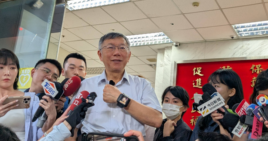 柯文哲5日現身派出所更換電子腳環。（圖／林冠吟攝）