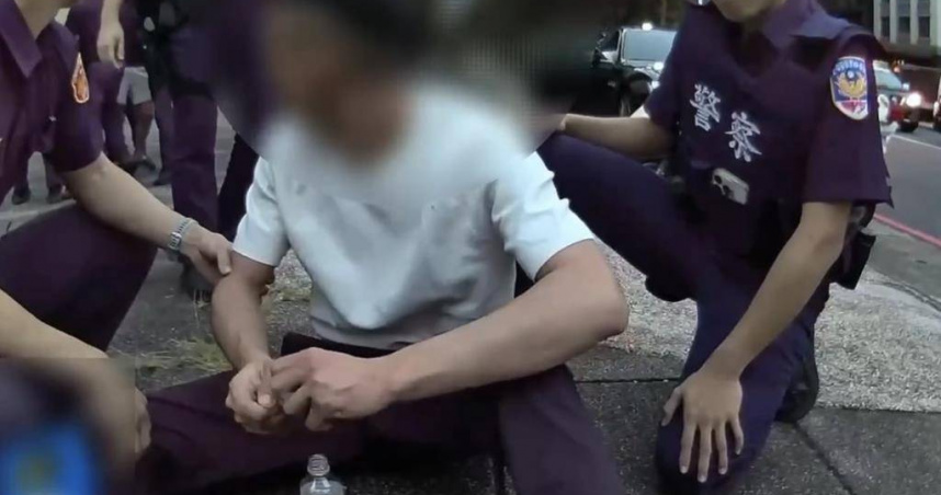 酒駕又毒駕21歲男拒檢遭警拉下車。（圖／翻攝畫面）