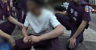 酒駕又毒駕21歲男拒檢遭警拉下車。（圖／翻攝畫面）