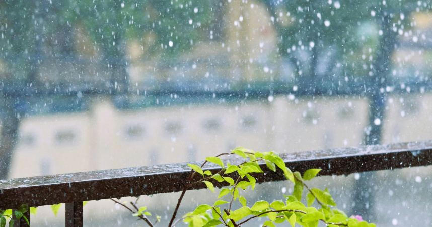 夏季午後雷雨前常出現高溫、高濕度的悶熱環境，醫師提醒即使沒有烈日，仍可能因汗水難以蒸發而影響身體散熱。（示意圖／翻攝自unsplash）
