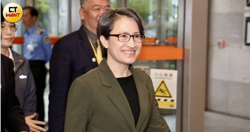 副總統蕭美琴16日出席台北市牙醫師後援會成立大會，這也是她今年選戰首度參與後援會成立活動，致詞時強調社會需要勇於承擔、解決問題的人。（圖／方萬民攝）
