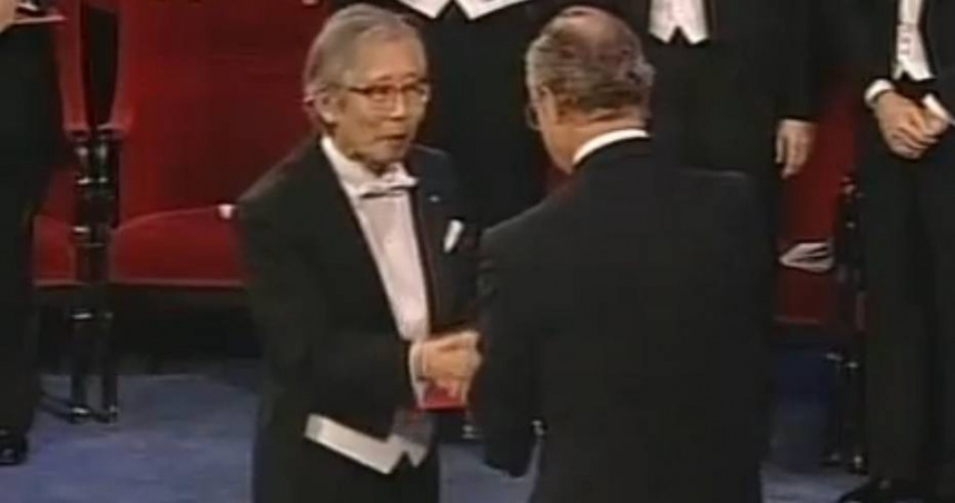 日本筑波大學名譽教授白川英樹曾獲2000年諾貝爾化學獎，近日驚傳他在8月24日癌逝，享耆壽90歲。（圖／翻攝自X／nhk_archives）