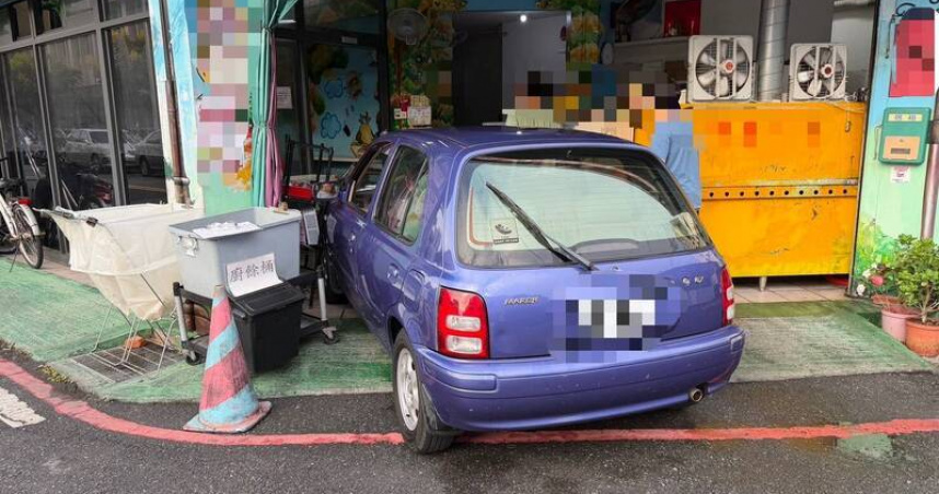 宜蘭轎車暴衝撞進早餐店！疑踏墊卡死油門　店家清晨險遭橫禍