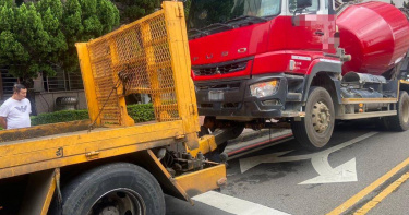 混凝土車疑超載遭攔竟測出0.25。（圖／翻攝畫面）