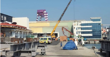 今天上午旗津上竹里上竹巷附近海域有一具男性浮屍，警消合力打撈上岸後目前正在比對身分。（圖／翻攝畫面）