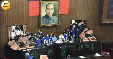 突破!國民黨失守議場、主席台 民進黨人力優勢「清場」中
