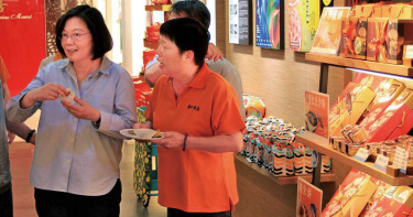 小英助眠法寶4/政界名人加持增加買氣 三代相扶持拼展店
